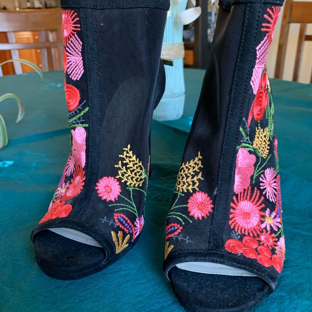 EUC Jessica Simpson open toed, heeled booties. Black with flowers, boho Size 6